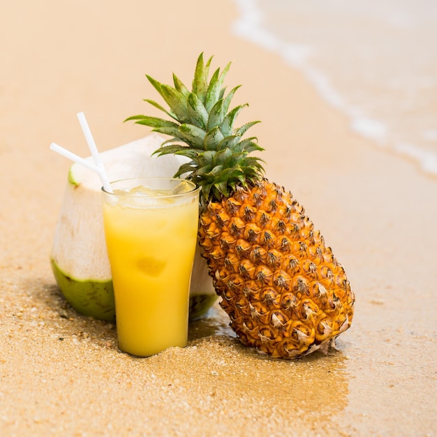 Cocktail mit Früchten am Strand im Urlaub