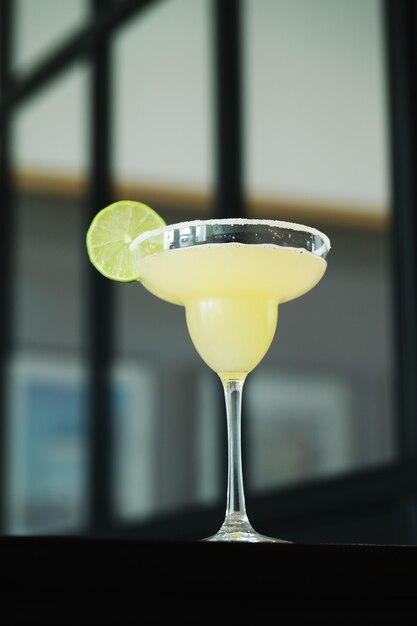 Cocktail mit Limettenscheibe