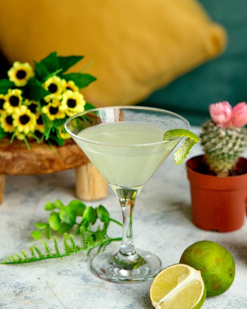 Cocktail mit Limettenscheiben