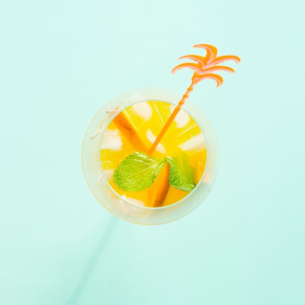 Cocktail mit Orange, Minze und Eis