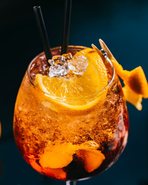 Cocktail mit Orangenscheibe gekrönt