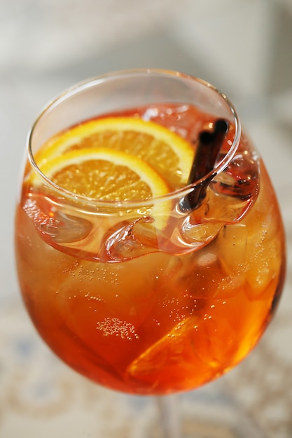 Cocktail mit Orangenscheibe