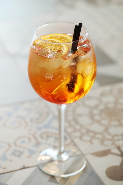 Cocktail mit orangenscheibe