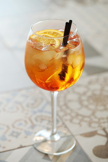 Cocktail mit Orangenscheibe