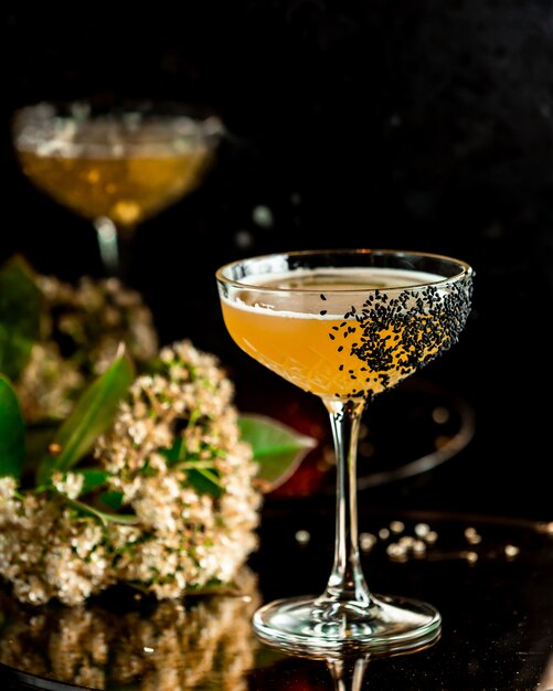 Cocktailfruchtcocktail mit Mohnblumenbelag