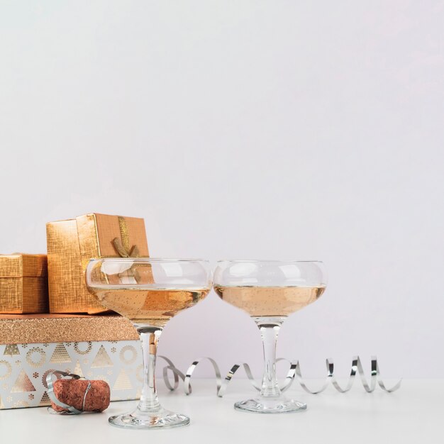 Cocktailgläser mit Geschenken auf dem Tisch