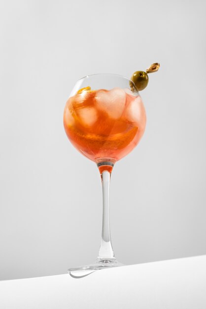 Cocktailglas mit Eiswürfeln und Oliven