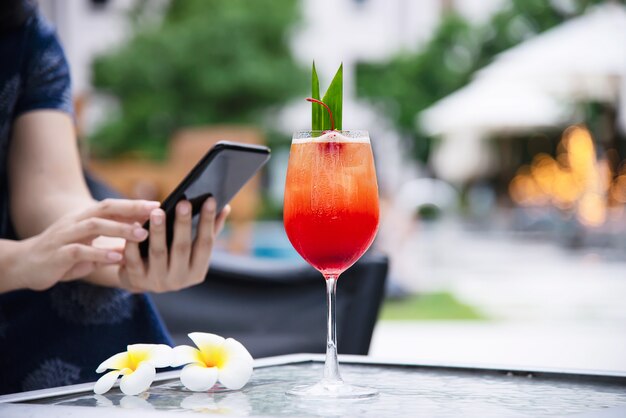 Cocktailrezeptname Mai tai oder Mai thailändischer weltweiter Bevorzugungscocktail