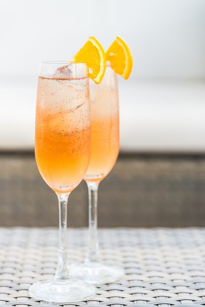 Cocktails mit Orangenscheiben und Eiswürfeln
