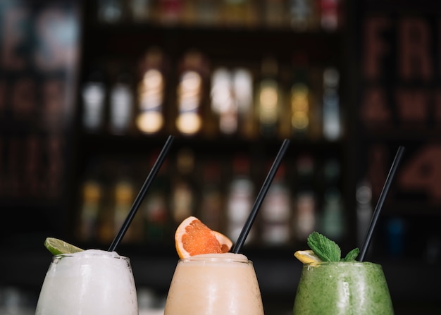 Cocktails mit Strohhalm