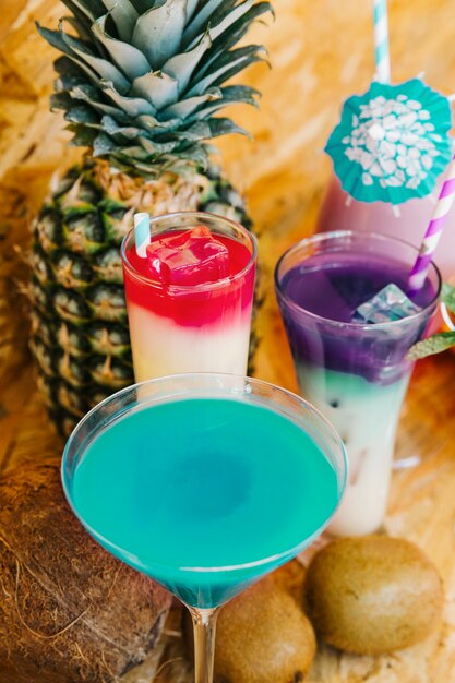 Kostenloses Foto cocktails und tropische früchte