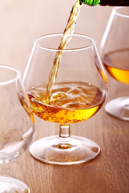 Cognac in das Glas gießen