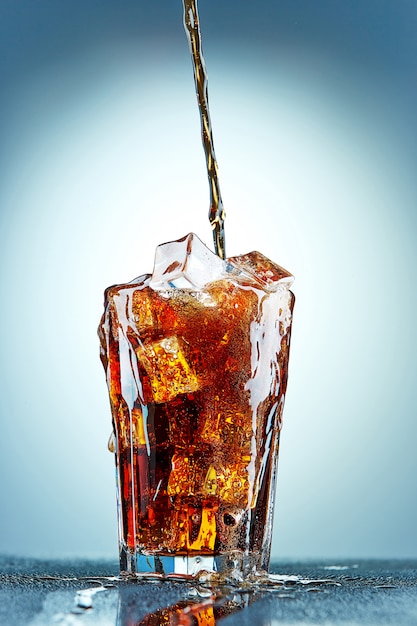 Cola gießt in ein Glas