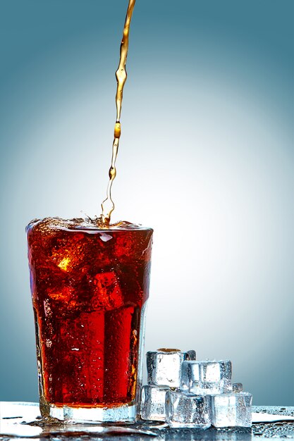 Cola in ein Glas gießen