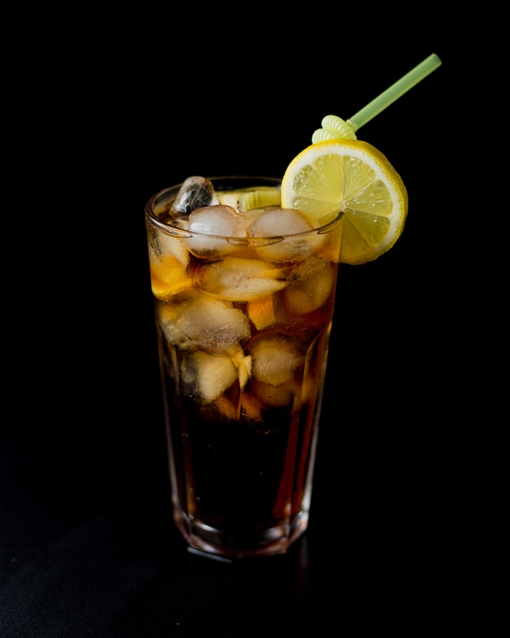 Kostenlose Foto cola mit viel eis und zitronenscheibe