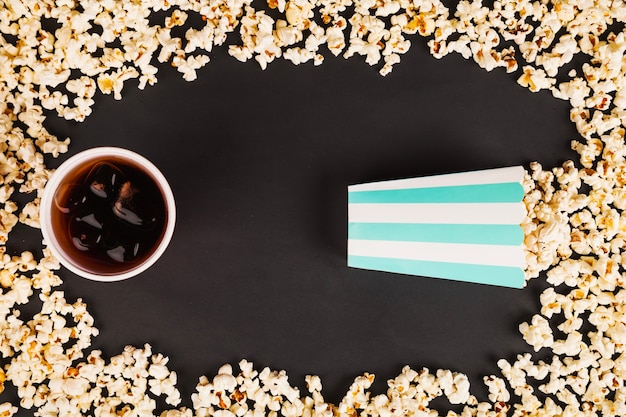 Cola und Popcorn-Box in Popcorn-Rahmen