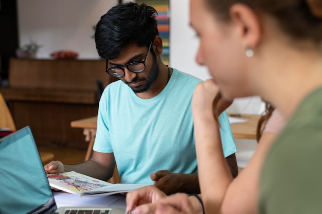 College-Kollegen, die zusammen studieren