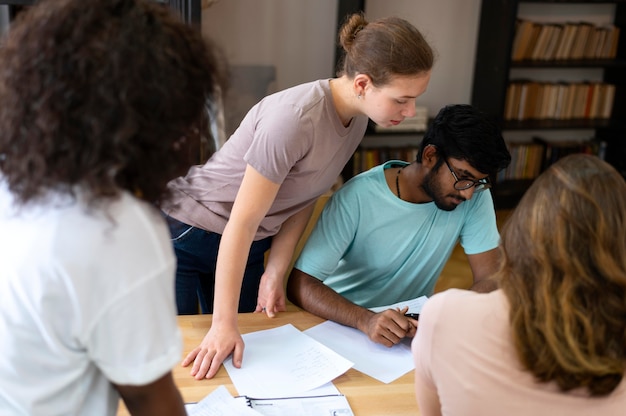 Kostenloses Foto college-kollegen, die zusammen studieren