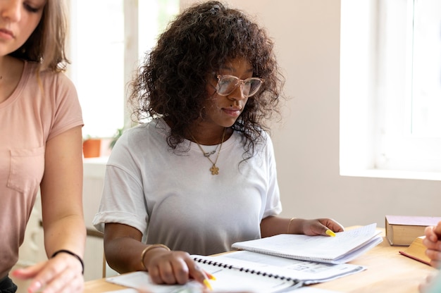 College-Mädchen, die zusammen studieren