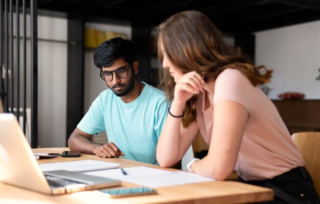 College-Mädchen und Junge studieren zusammen studying