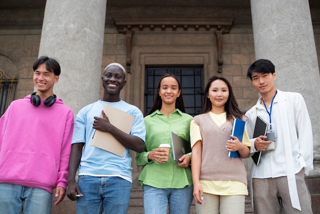 College-Studenten aus verschiedenen Rassen mit niedrigem Winkel