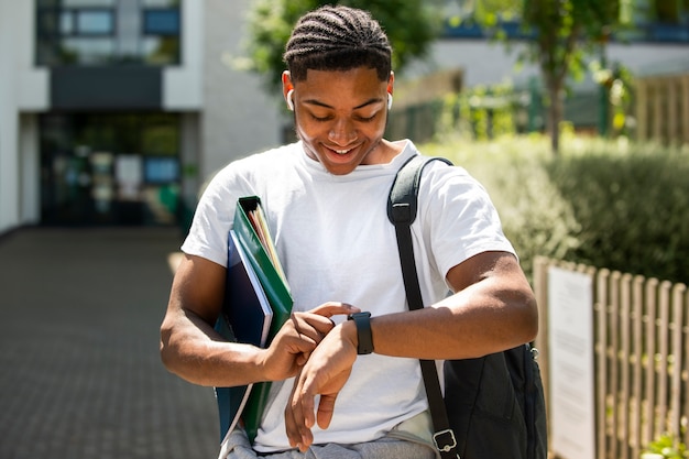 Kostenloses Foto college-studenten pauken im freien