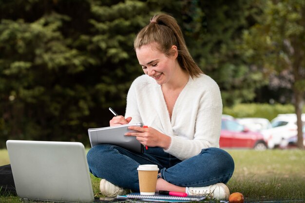 College-Studenten pauken im Freien