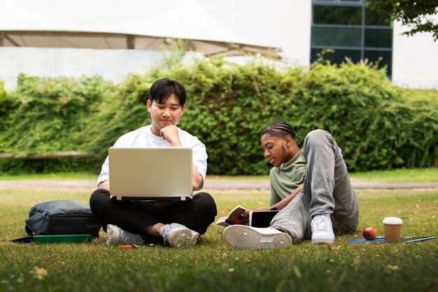 College-Studenten pauken im Freien