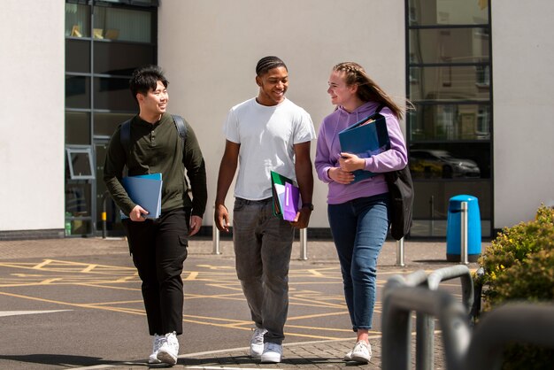 College-Studenten pauken im Freien