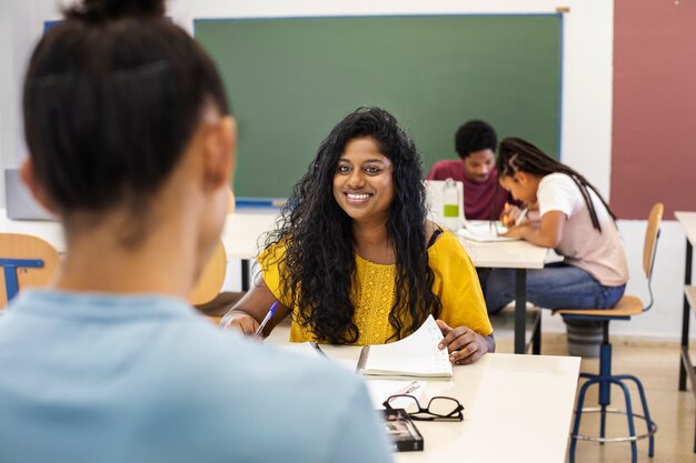 College-Studenten verschiedener Ethnien pauken