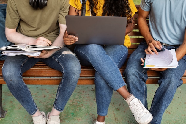 College-Studenten verschiedener Ethnien pauken