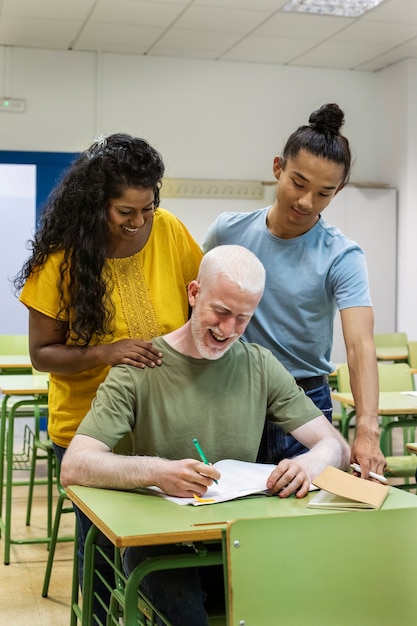 Kostenloses Foto college-studenten verschiedener ethnien pauken