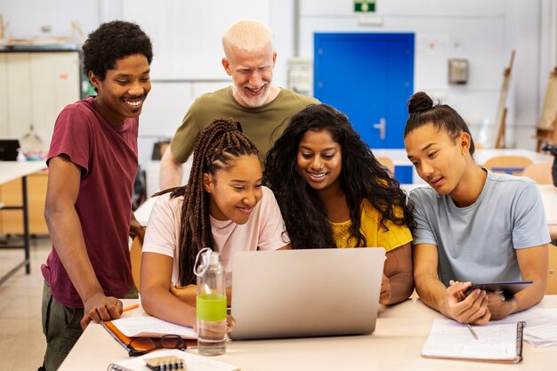 College-Studenten verschiedener Ethnien pauken