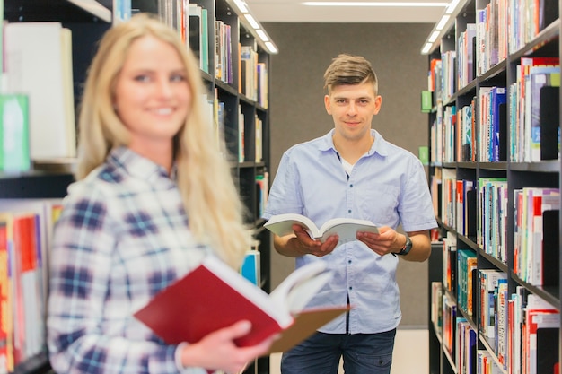 College teen junge mit bücher