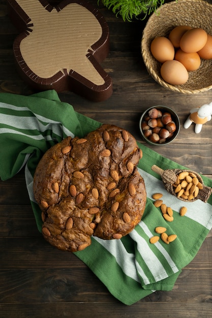 Colomba mit Draufsicht der Schokolade und der Mandeln