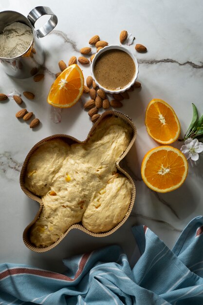 Colomba-Teig und Mandeln Draufsicht