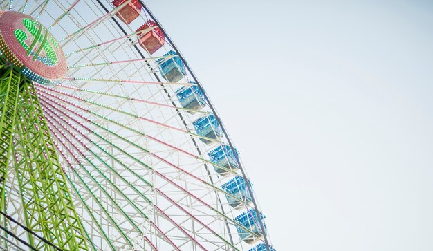 Colouful Riesenrad des niedrigen Winkels