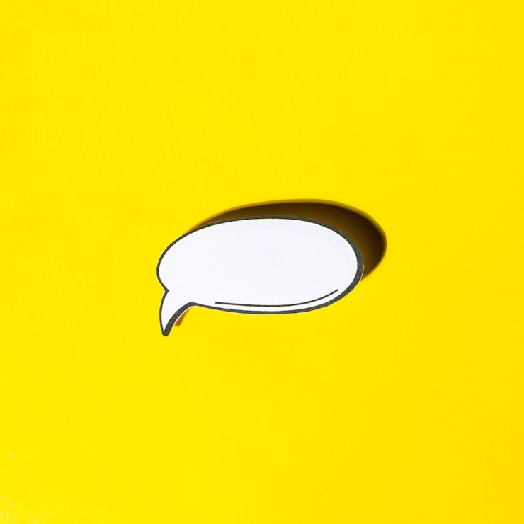 Kostenlose Foto comic-leere-sprachblase im retro-pop-art-stil mit schatten auf gelbem hintergrund