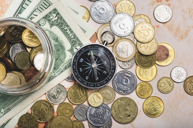 Compass mit Münzen und Banknoten