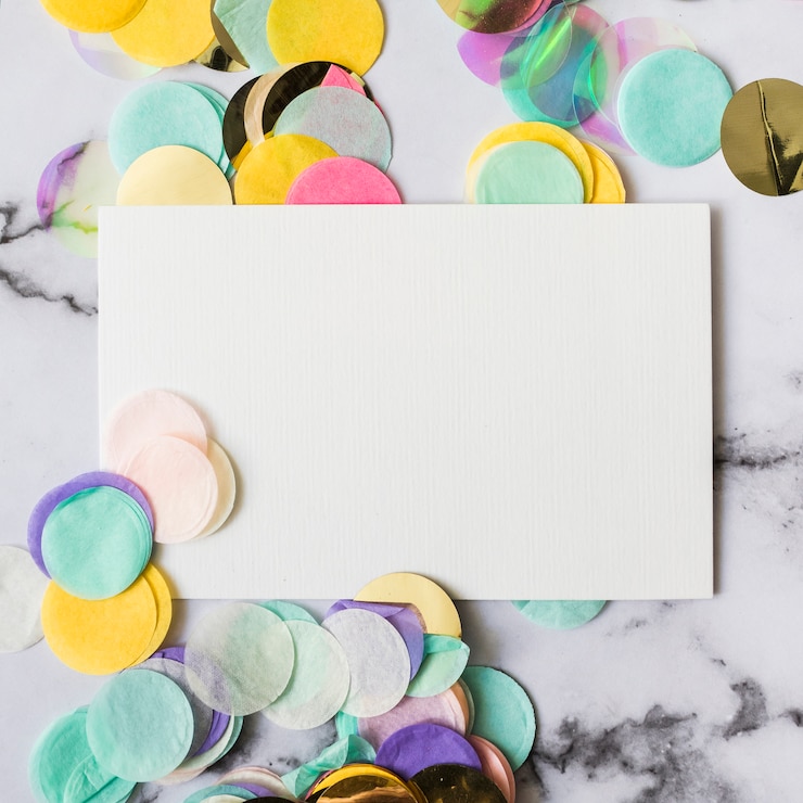 Kostenlose Foto confetti umgebende karte
