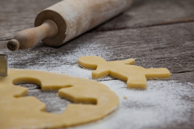 Kostenloses Foto cookie-teig mit einem nudelholz und mehl