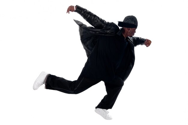 Cool junge Hip-Hop-Mann auf weißem Hintergrund