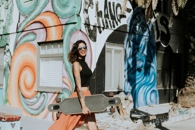 Coole Frau mit einem Longboard