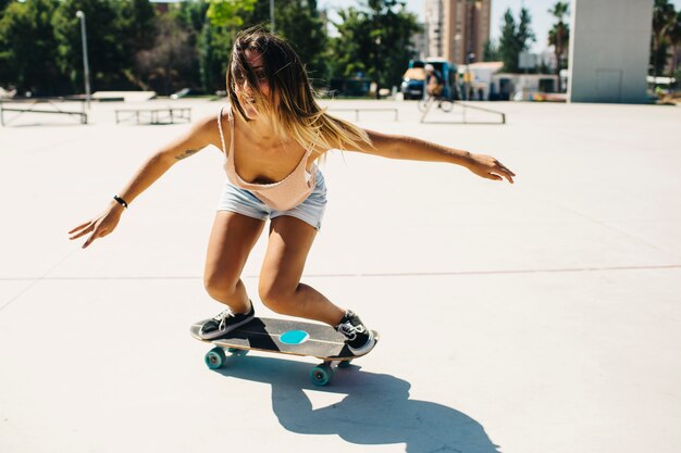 Coole Frau skateboarding auf der Straße