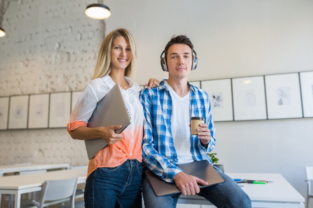 Coole junge stilvolle Leute im zusammenarbeitenden Büro,