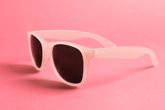 Kostenloses Foto coole rosa sonnenbrille der nahaufnahme