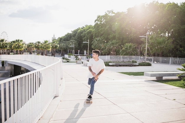 Cooler Skater, der Bremsung auf Skateboard tut