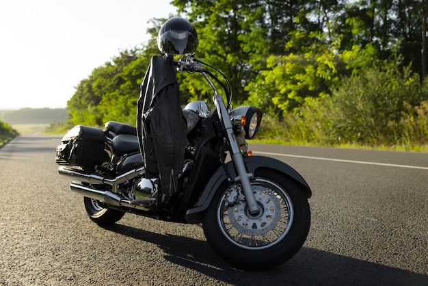 Kostenloses Foto cooles motorrad mit wunderschöner landschaft