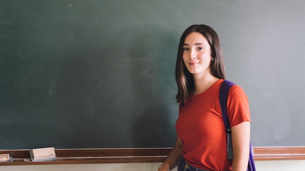 Cooles smiley mädchen, rucksack und tafel