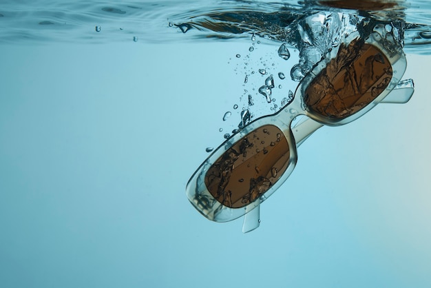Cooles Sonnenbrillen-Stillleben unter Wasser